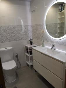 ポンテベドラにあるApartamento Cómodo y Céntricoのバスルーム(洗面台、トイレ、鏡付)