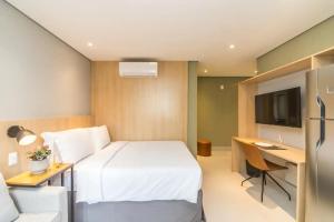 Cozzy Suites Paraíso Hotel的电视和/或娱乐中心