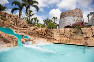 A piscina localizada em Universal's Loews Sapphire Falls Resort ou nos arredores