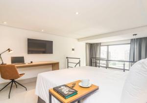 Cozzy Suites Paraíso Hotel的电视和/或娱乐中心
