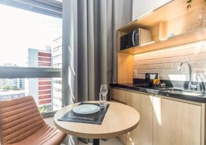 Cozzy Suites Paraíso Hotel的厨房或小厨房