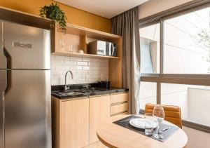 Cozzy Suites Paraíso Hotel的厨房或小厨房