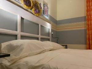 سرير أو أسرّة في غرفة في Calido Y Confortable