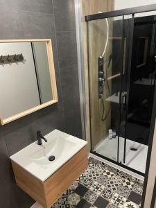 a bathroom with a sink and a shower at Pra-loup 1600 in Uvernet-Fours