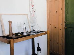 una mensola con bottiglie, bicchieri e specchio di Il VagaMondo a Rovereto