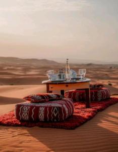Luxury Local Camp في مرزوقة: طاولة في وسط الصحراء