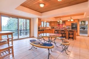 Η κουζίνα ή μικρή κουζίνα στο Mtn and Lake Views Incline Village Ski Chalet