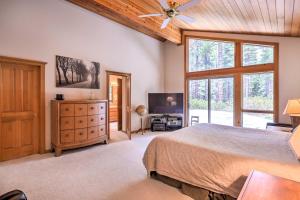 una camera con un letto e una grande finestra di Mountain Chalet - 1 Mi to Skiing and Incline Village a Incline Village