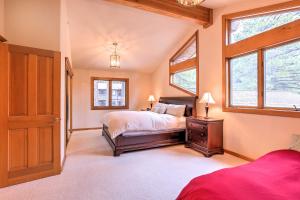 una camera con letto e finestra di Mountain Chalet - 1 Mi to Skiing and Incline Village a Incline Village