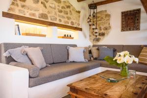 A seating area at Cortijo las Cabrerizas