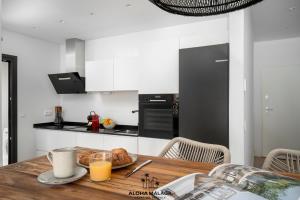 Kuchyňa alebo kuchynka v ubytovaní Luxury Duplex with Pool and Padel Court in Town