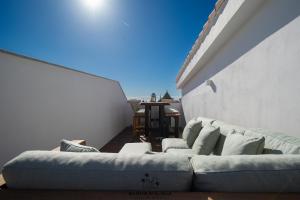 Posedenie v ubytovaní Luxury Duplex with Pool and Padel Court in Town