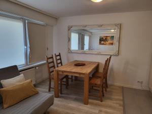 a dining room with a table and chairs and a mirror at Ferienwohnung Studiowohnung Maronra in Hannover