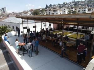 een groep mensen die op het dak van een gebouw staan bij Community Hostel Quito in Quito