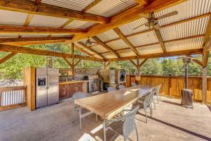 una gran cocina al aire libre con mesa de madera y sillas en Wildcat Family Ranch, en Murphys