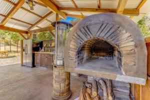 un gran horno de ladrillo sentado en una cocina en Wildcat Family Ranch, en Murphys