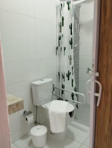 La salle de bains est pourvue d'une douche et de toilettes. dans l'établissement POUSADA DOS LAGOS, à Paulino Neves