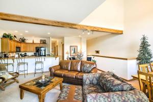 uma sala de estar com um sofá e uma mesa em Main St Frisco Vacation Rental Near Ski Resorts! em Frisco