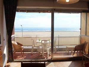 uma varanda com mesa e cadeiras e vista para a praia em Appartement Port-la-Nouvelle, 2 pièces, 4 personnes - FR-1-229C-170 em Port-la-Nouvelle
