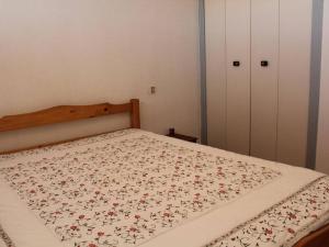 um quarto com uma cama com colcha floral em Appartement Port-la-Nouvelle, 2 pièces, 4 personnes - FR-1-229C-170 em Port-la-Nouvelle