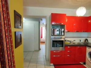 Appartement Cauterets, 3 pièces, 8 personnes - FR-1-234-149にあるキッチンまたは簡易キッチン