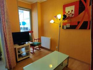 Appartement Cauterets, 3 pièces, 8 personnes - FR-1-234-149にあるテレビまたはエンターテインメントセンター
