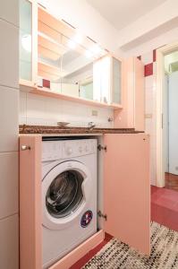 uma lavandaria com uma máquina de lavar roupa na cozinha em Griffoni Home, in the Heart of the City em Bolonha