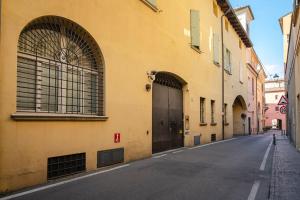 un callejón con un edificio con una puerta en una calle en Griffoni Home, in the Heart of the City, en Bolonia
