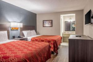 een hotelkamer met 2 bedden en een televisie bij Econo Lodge East Ridge - Chattanooga in Chattanooga