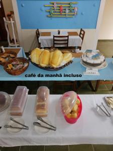 stół z jedzeniem na górze w obiekcie Pousada Bela Paraty w mieście Paraty