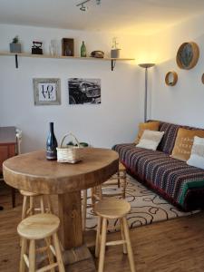 uma sala de estar com uma mesa e um sofá em Moradia T2 em bairro pitoresco da Covilhã na Covilhã