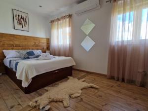 1 dormitorio con cama y alfombra en el suelo en Moradia T2 em bairro pitoresco da Covilhã, en Covilhã