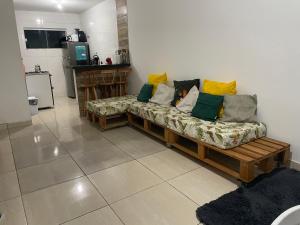 カボ・フリオにあるCasa Duplex 2 quartos com amplo quintalのカラフルな枕付きのソファが備わる客室です。