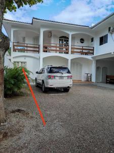 een auto geparkeerd voor een huis bij Flat Residencial Simas in Florianópolis