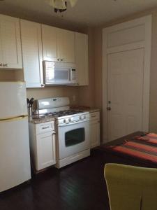 een keuken met een wit fornuis en een magnetron bij Your home away from home! First floor LTR discounts 533 in Pittsburgh