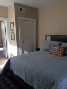 een slaapkamer met een groot bed en een blauw dekbed bij Your home away from home! First floor LTR discounts 533 in Pittsburgh