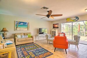 sala de estar con sofá, sillas y ventilador de techo en Pet-Friendly Fort Myers Home with Heated Pool!, en North Fort Myers