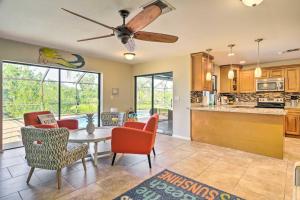 cocina y sala de estar con mesa y sillas en Pet-Friendly Fort Myers Home with Heated Pool! en North Fort Myers