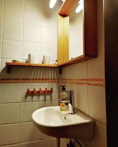 y baño con lavabo y espejo. en Μaisonette Elpida, en Palaios Agios Athanasios
