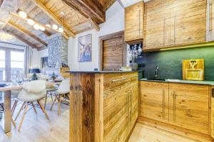 Kuchyň nebo kuchyňský kout v ubytování Appartement style chalet 5* vue Mont-Blanc - Arc 1950