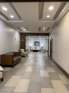 um corredor hospitalar com sofás e uma sala de espera em Bellini luxury - Puerto Santa Ana em Guayaquil