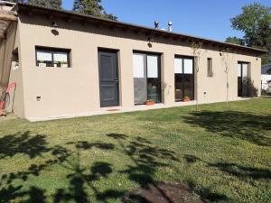 Casa blanca con ventanas y patio en Los jazmines de Duggan en Duggan