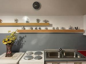 Een keuken of kitchenette bij Cheap Outlet Center Apartment with Pool