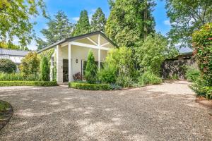 an exterior view of a house with a driveway at Banyula Annex in Burradoo