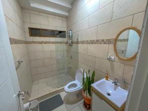 Un baño de Casa Garitas GuestHouse & Car Rental - Free SJO Airport Shuttle