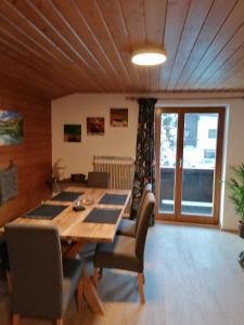 uma sala de jantar com uma mesa de madeira e cadeiras em Haus Spertental em Kirchberg in Tirol