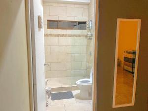 Un baño de Casa Garitas GuestHouse & Car Rental - Free SJO Airport Shuttle