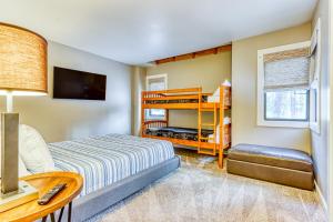 un dormitorio con una cama y una litera en Wildflower Condos #11, en Sunriver 31 fotos más