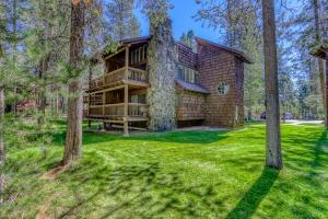 una vista exterior de una casa con árboles en Wildflower Condos #11, en Sunriver