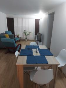 una sala de reuniones con mesa y sillas en Apartamento Luna 170 en Bogotá